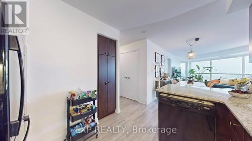 3104 - 125 Village Green Square, Toronto (Agincourt South-Malvern West), ON - Indoor Photo Showing Kitchen