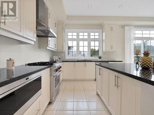 40 Creekvalley Lane, Markham (Angus Glen), ON - Indoor Photo Showing Kitchen With Upgraded Kitchen