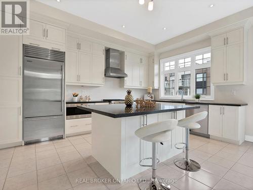 40 Creekvalley Lane, Markham (Angus Glen), ON - Indoor Photo Showing Kitchen With Upgraded Kitchen