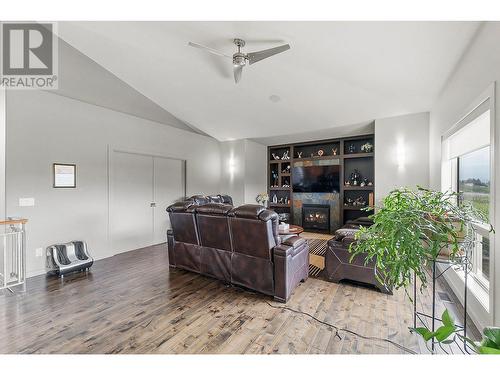 1720 Morrison Road, Kelowna, BC - Indoor Photo Showing Living Room