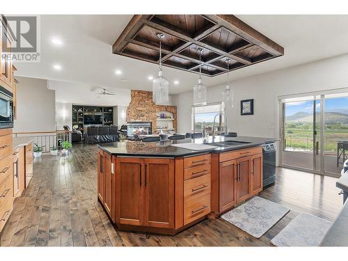 1720 Morrison Road, Kelowna, BC - Indoor Photo Showing Kitchen