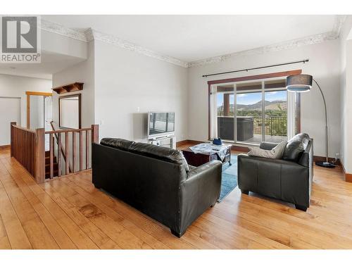 1720 Morrison Road, Kelowna, BC - Indoor Photo Showing Living Room