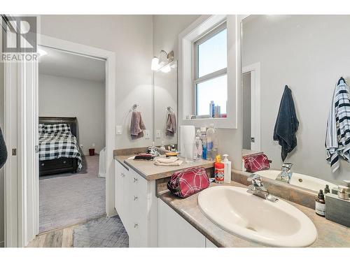 1720 Morrison Road, Kelowna, BC - Indoor Photo Showing Bathroom