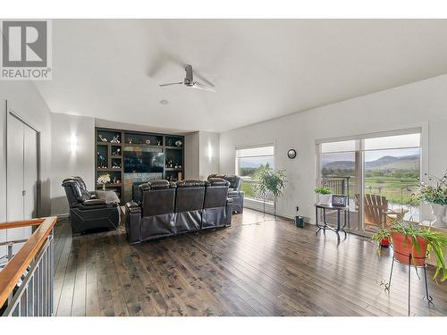 1720 Morrison Road, Kelowna, BC - Indoor Photo Showing Living Room