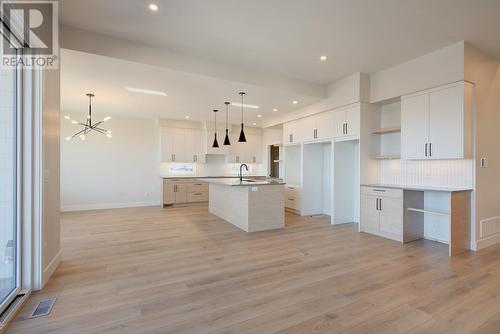 1018 Emslie Street, Kelowna, BC - Indoor Photo Showing Kitchen