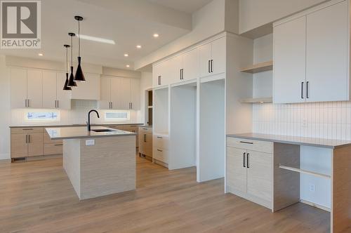 1018 Emslie Street, Kelowna, BC - Indoor Photo Showing Kitchen