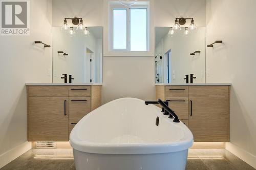 1018 Emslie Street, Kelowna, BC - Indoor Photo Showing Bathroom