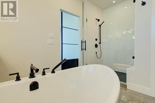 1018 Emslie Street, Kelowna, BC - Indoor Photo Showing Bathroom