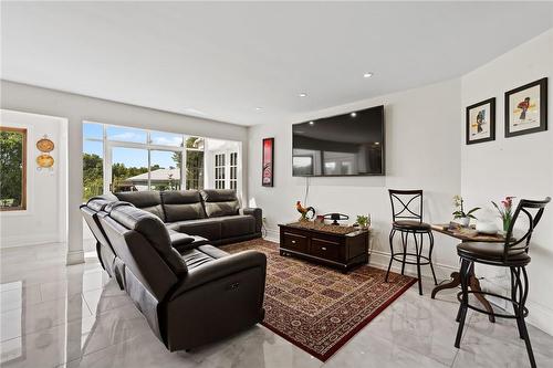 2361 Townline Road, Fort Erie, ON - Indoor Photo Showing Living Room