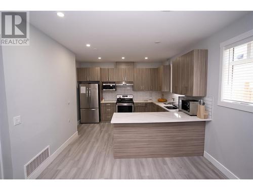 1046 Martin Avenue Unit# 4, Kelowna, BC - Indoor Photo Showing Kitchen