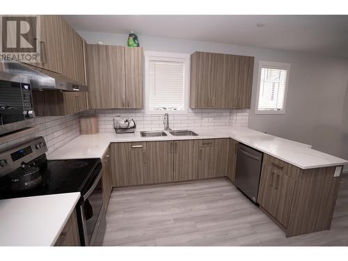 1046 Martin Avenue Unit# 4, Kelowna, BC - Indoor Photo Showing Kitchen With Double Sink