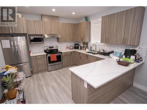 1046 Martin Avenue Unit# 4, Kelowna, BC - Indoor Photo Showing Kitchen With Double Sink