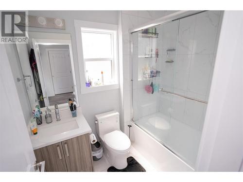 1046 Martin Avenue Unit# 4, Kelowna, BC - Indoor Photo Showing Bathroom