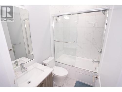 1046 Martin Avenue Unit# 4, Kelowna, BC - Indoor Photo Showing Bathroom