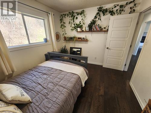 1755 Mountain  Street, Fruitvale, BC - Indoor Photo Showing Bedroom