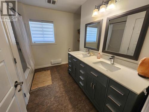 1755 Mountain  Street, Fruitvale, BC - Indoor Photo Showing Bathroom