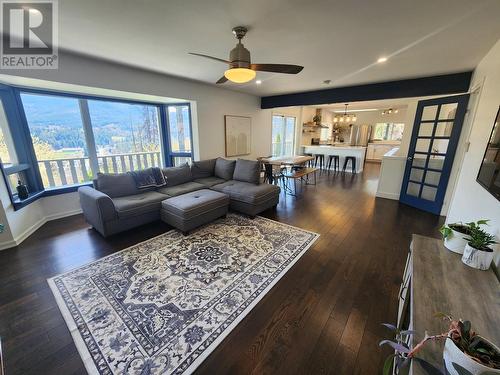 1755 Mountain  Street, Fruitvale, BC - Indoor Photo Showing Living Room