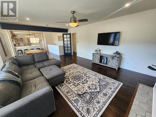 1755 Mountain  Street, Fruitvale, BC - Indoor Photo Showing Living Room