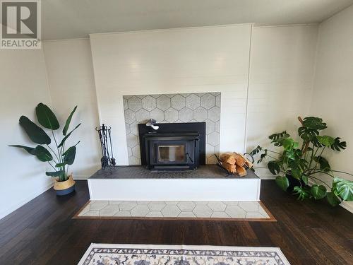 1755 Mountain  Street, Fruitvale, BC - Indoor Photo Showing Living Room With Fireplace