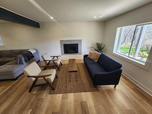 1755 Mountain Street, Fruitvale, BC - Indoor Photo Showing Living Room With Fireplace