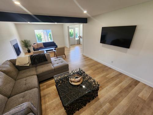 1755 Mountain Street, Fruitvale, BC - Indoor Photo Showing Living Room