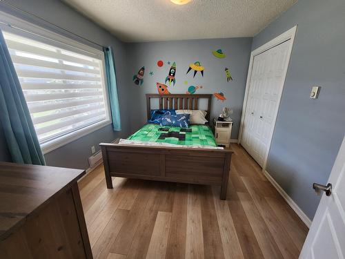 1755 Mountain Street, Fruitvale, BC - Indoor Photo Showing Bedroom