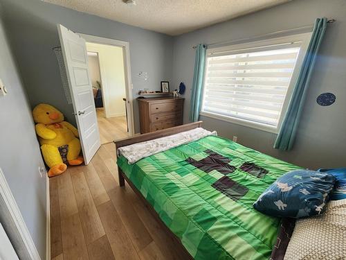 1755 Mountain Street, Fruitvale, BC - Indoor Photo Showing Bedroom