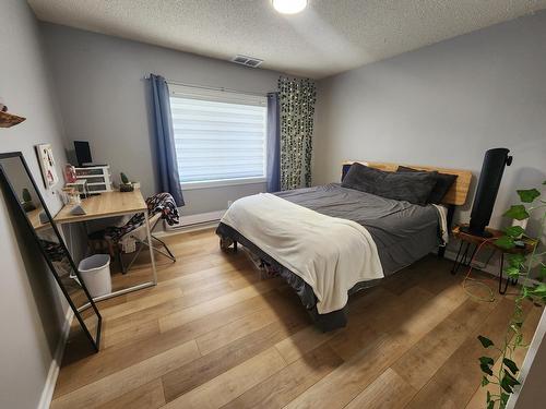 1755 Mountain Street, Fruitvale, BC - Indoor Photo Showing Bedroom