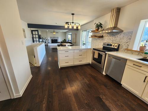 1755 Mountain Street, Fruitvale, BC - Indoor Photo Showing Kitchen