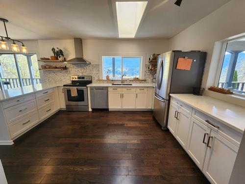 1755 Mountain Street, Fruitvale, BC - Indoor Photo Showing Kitchen