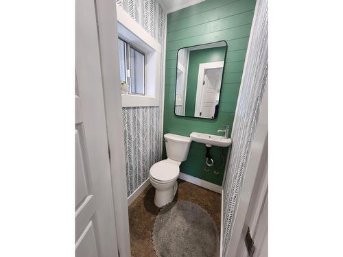 1755 Mountain Street, Fruitvale, BC - Indoor Photo Showing Bathroom