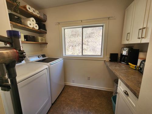 1755 Mountain Street, Fruitvale, BC - Indoor Photo Showing Laundry Room