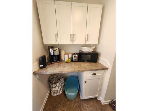 1755 Mountain Street, Fruitvale, BC - Indoor Photo Showing Kitchen