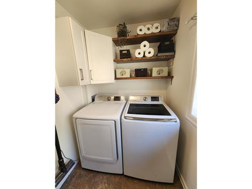 1755 Mountain Street, Fruitvale, BC - Indoor Photo Showing Laundry Room