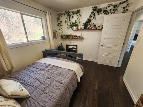 1755 Mountain Street, Fruitvale, BC - Indoor Photo Showing Bedroom