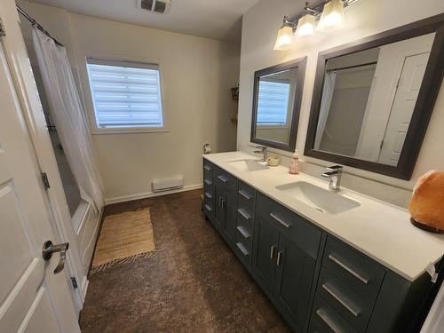 1755 Mountain Street, Fruitvale, BC - Indoor Photo Showing Bathroom