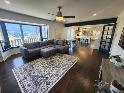 1755 Mountain Street, Fruitvale, BC - Indoor Photo Showing Living Room