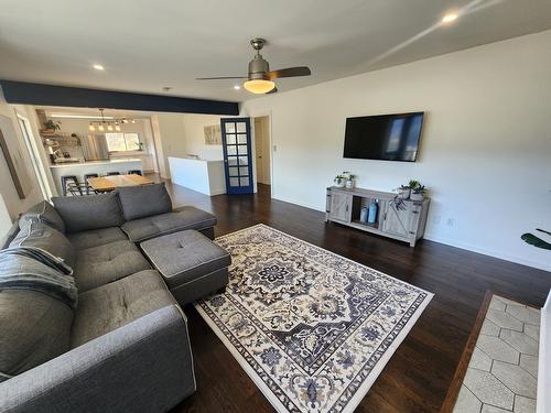 1755 Mountain Street, Fruitvale, BC - Indoor Photo Showing Living Room