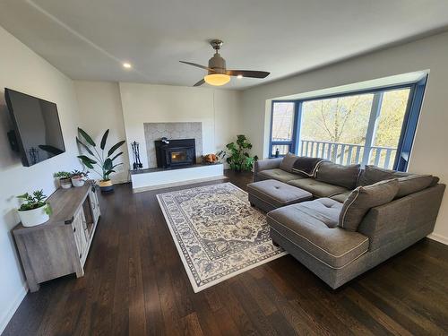 1755 Mountain Street, Fruitvale, BC - Indoor Photo Showing Living Room With Fireplace