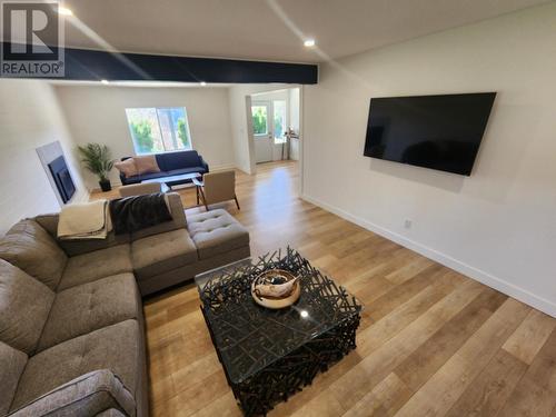 1755 Mountain  Street, Fruitvale, BC - Indoor Photo Showing Living Room