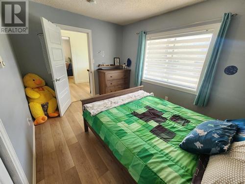 1755 Mountain  Street, Fruitvale, BC - Indoor Photo Showing Bedroom