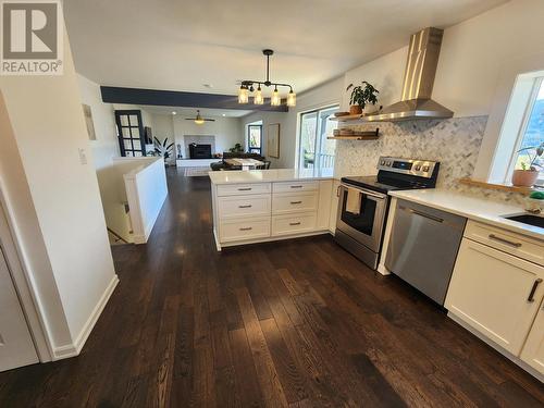 1755 Mountain  Street, Fruitvale, BC - Indoor Photo Showing Kitchen