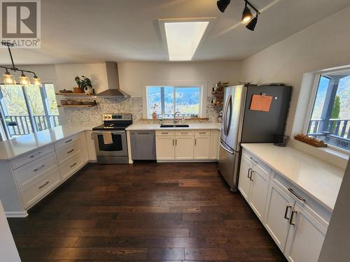 1755 Mountain  Street, Fruitvale, BC - Indoor Photo Showing Kitchen