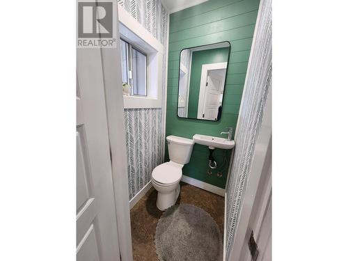 1755 Mountain  Street, Fruitvale, BC - Indoor Photo Showing Bathroom