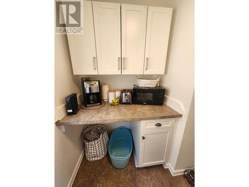 1755 Mountain  Street, Fruitvale, BC - Indoor Photo Showing Kitchen