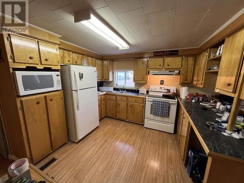 14 4603 S 50 Avenue, Fort Nelson, BC - Indoor Photo Showing Kitchen