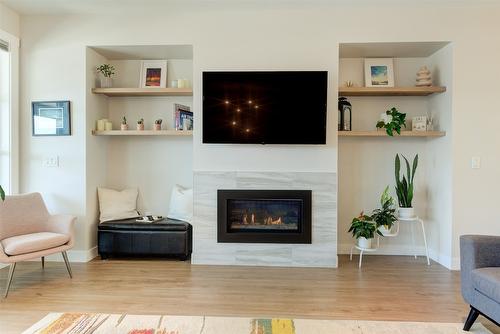 2142 Ensign Quay, West Kelowna, BC - Indoor Photo Showing Living Room With Fireplace