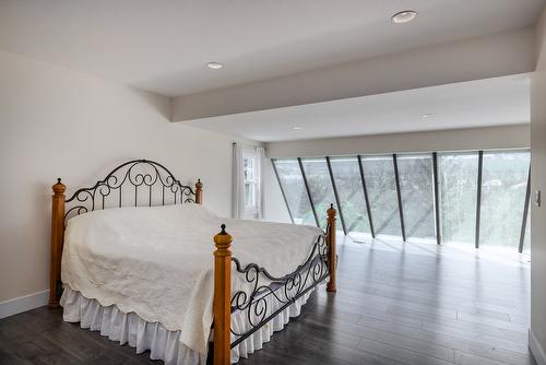 2571 Pineridge Place, West Kelowna, BC - Indoor Photo Showing Bedroom