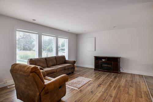 2571 Pineridge Place, West Kelowna, BC - Indoor Photo Showing Living Room