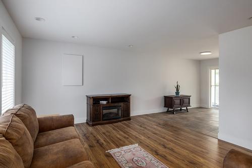 2571 Pineridge Place, West Kelowna, BC - Indoor Photo Showing Living Room